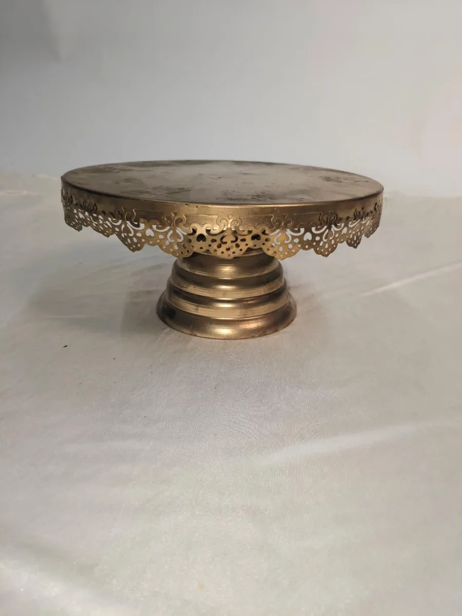 CAKE STAND GOLDEN BIG 01