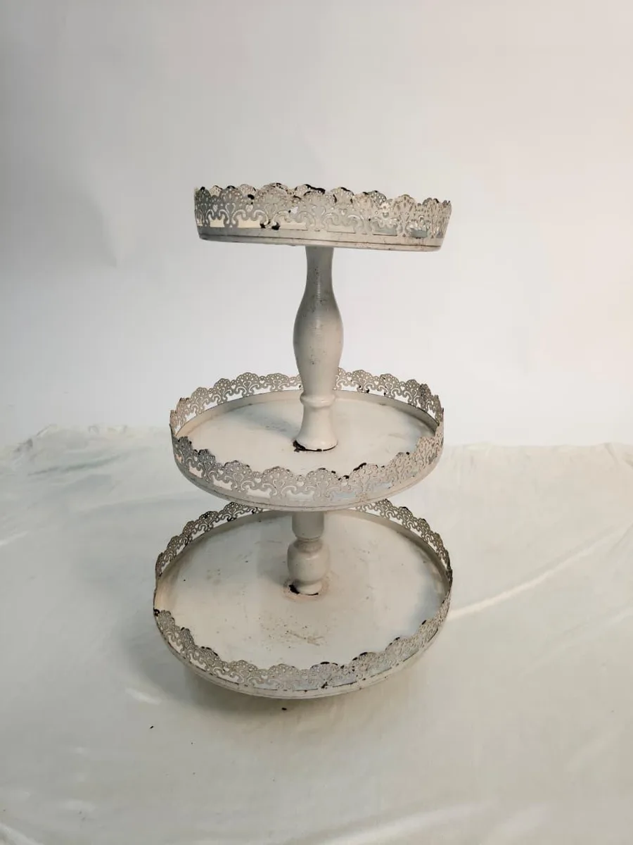 WHITE CUP CAKE STAND