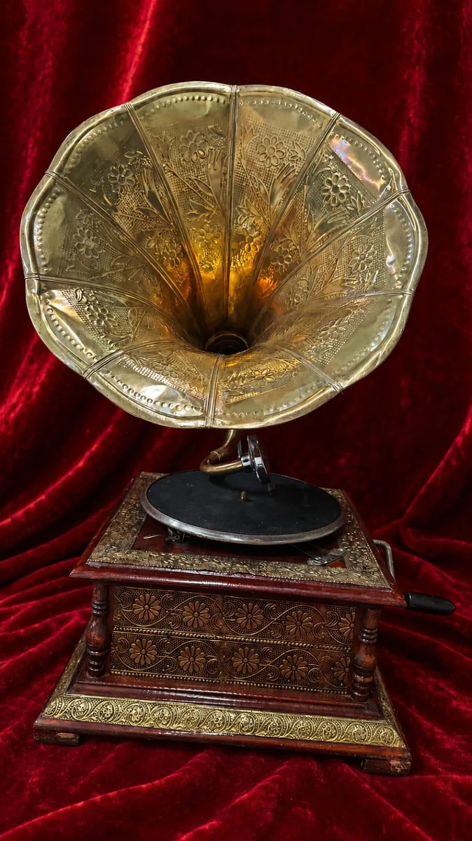 SQUARE GRAMAPHONE