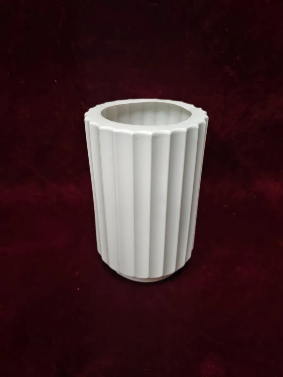 PLASTIC STRIP VASES 8"