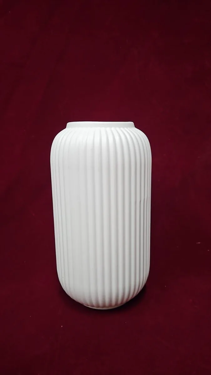 PLASTIC RIBBED SHELL VASE 9"