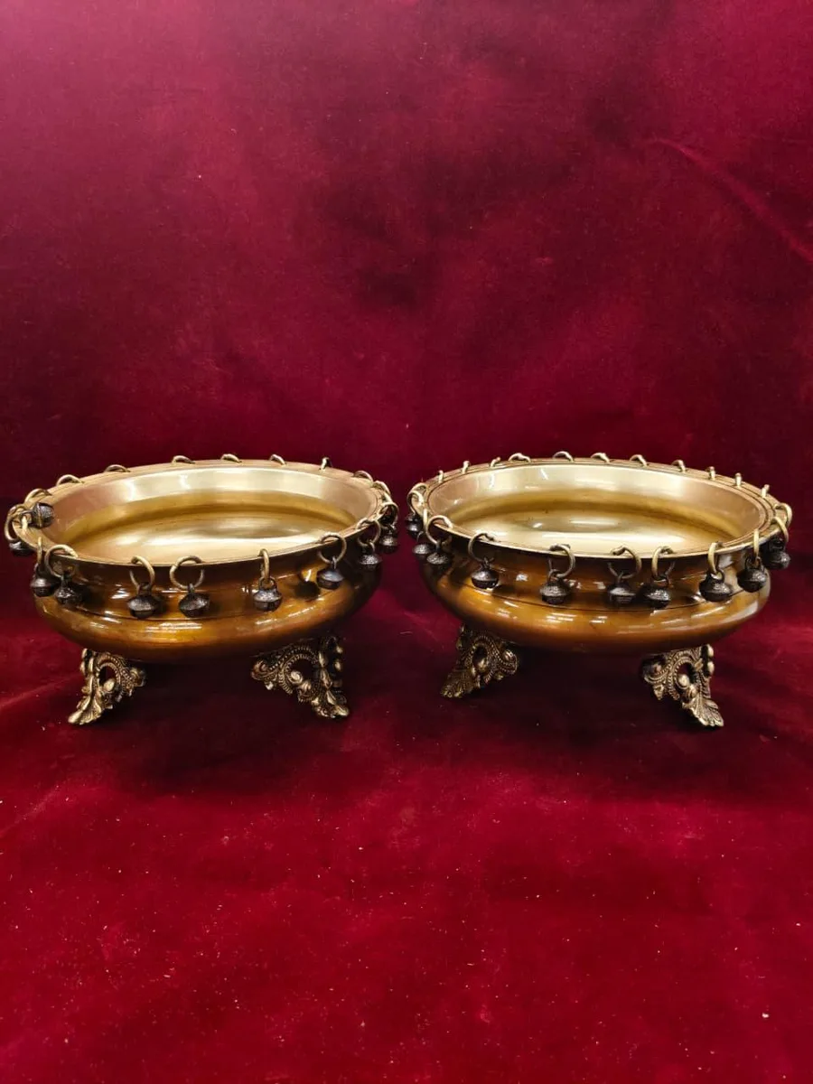 Bronze uruli with bell and legs